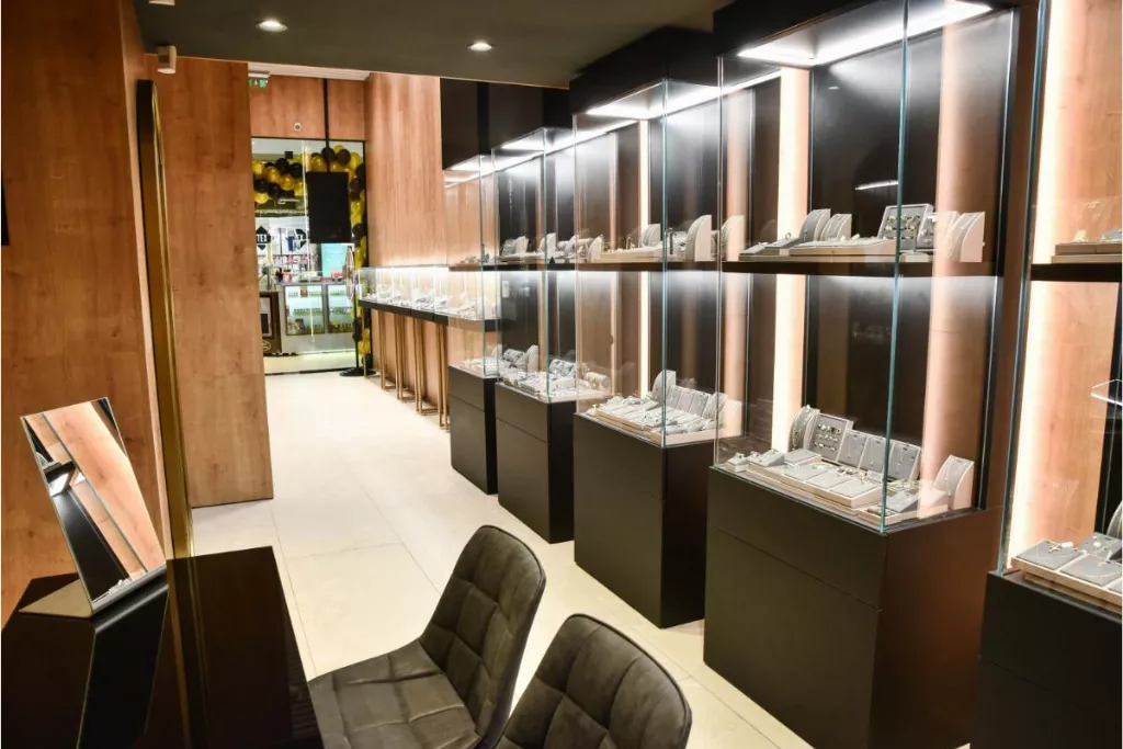 Accesorizare rochie neagră - oglindă, scaune, bijuterii, rafturi de sticlă