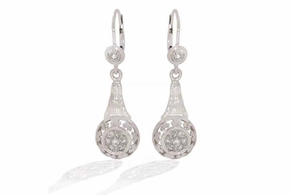 Accesorizare pentru rochia neagră din dantelă - cercei tip lacrimă cu diamante