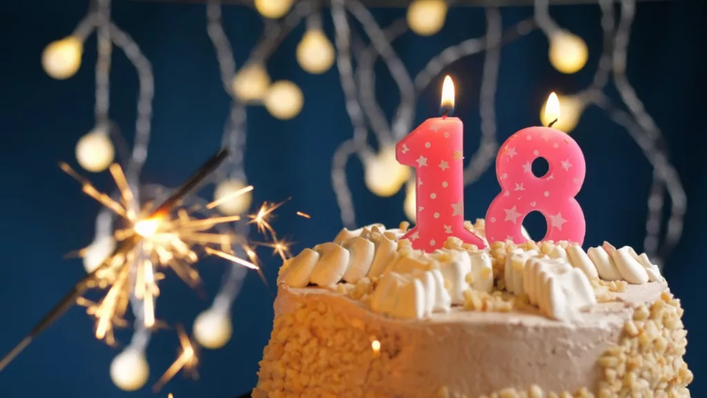 De ce contează alegerea unei bijuterii potrivite la 18 ani (tort cu lumanari)