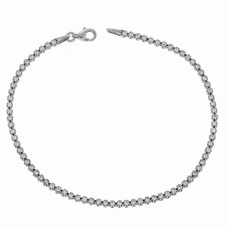 2.5. Pe ce ma╠éna╠å se poarta╠å bra╠åt╠ªara la femei de 50+ (bratara tip tennis cu diamante)