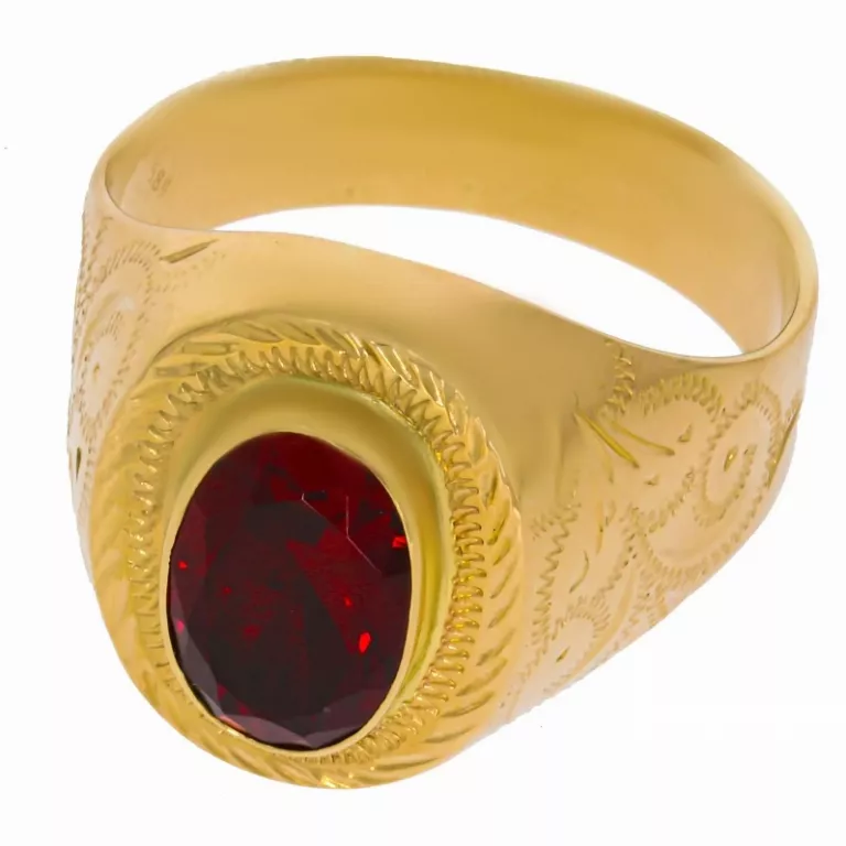 3. Tipuri de bijuterii pentru bărbați (inel din aur cu piatra rosie)