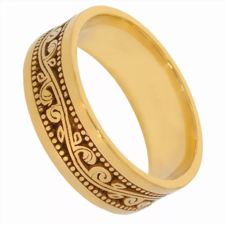 3. Tipuri de bijuterii pentru bărbați (inel din aur gravat)
