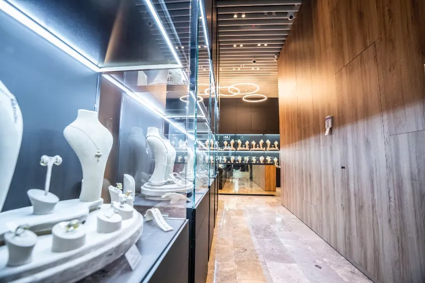 4. Cum alegi bijuteria potrivită pentru un bărbat (interior magazin Tezaur Shop)