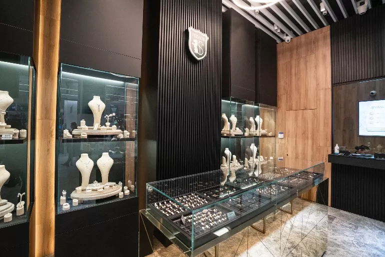 4. Bra╠&aring;t╠&ordf;a╠&aring;ri din aur masiv sau placate (bijuterii, interior Tezaur Shop, vitrine)