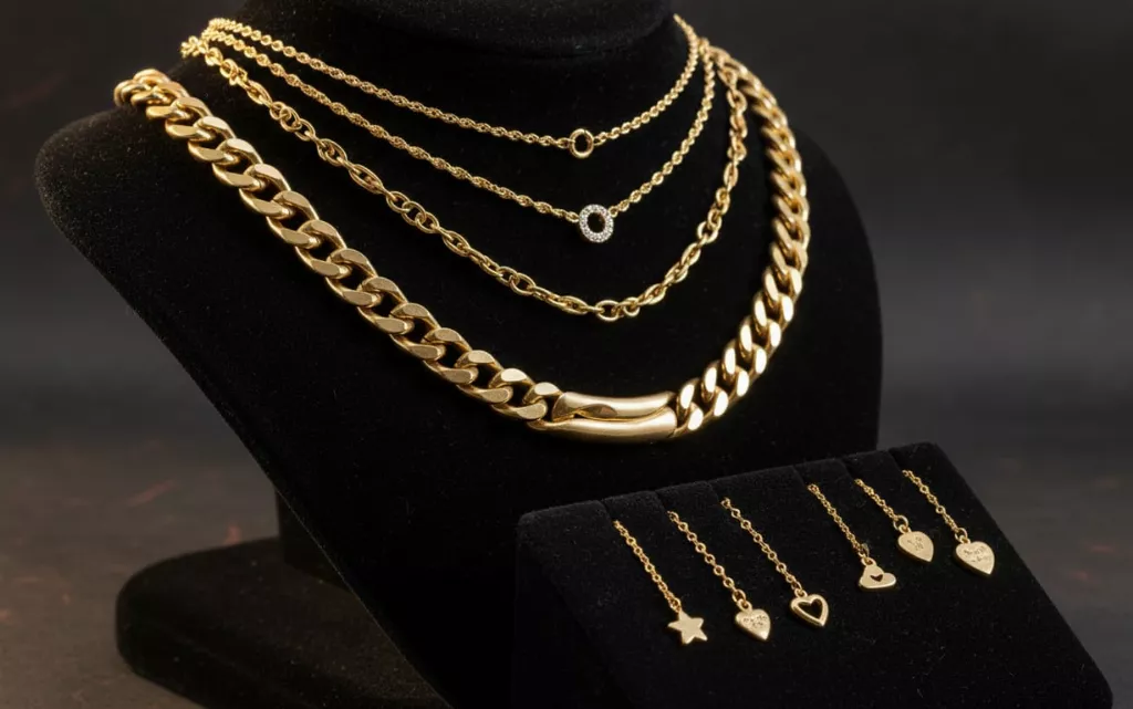 Tipuri de lanțuri din aur pentru femei, bărbați și copii (manechin cu bijuterii din aur, lanturi din aur, catifea neagra)