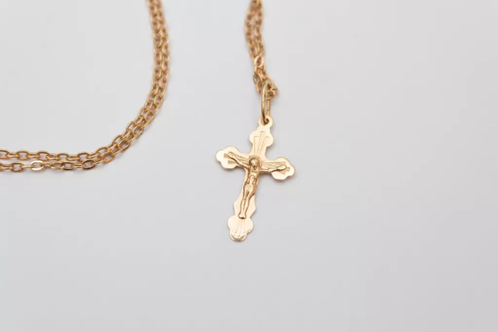 Simbolistica crucilor din aur (cruce din aur, simbol religios, fundal alb)