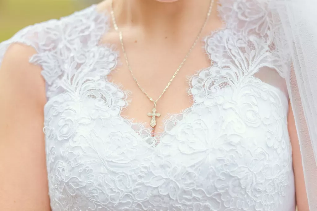 3. Semnificatia crucilor din aur pentru femei (mireasa care poarta o cruce, cruce din aur, cruce pave)