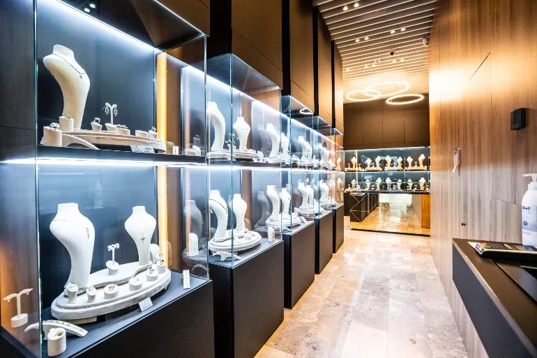 7. Cui si cand sa oferi (interior magazin Tezaur Shop, vitrine cu bijuterii, lustre cu led)